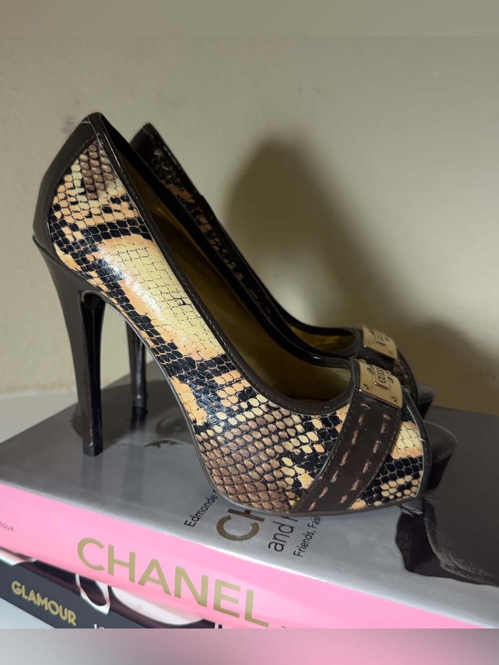 Vintage Guess Snakeskin Print Peep Toe Platform Heels – Size 6 - Picture 5 of 7